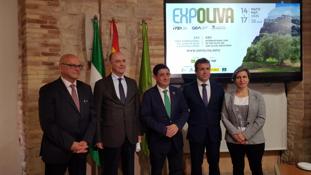 Manuel Fernández (izq), Juan Núñez, Francisco Reyes, Julio Millán, y Soledad Aranda (dcha) en la presentación de Expoliva 2025