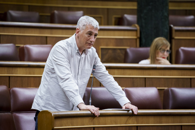 El diputado de EH Bildu Oskar Matute durante una sesión plenaria en el Congreso de los Diputados, a 8 de abril de 2025, en Madrid (España).