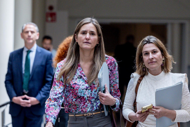 La vicepresidenta del Gobierno y ministra para la Transición Ecológica y el Reto Demográfico, Sara Aagesen (c), a su llegada a una sesión de control al Gobierno en el Senado, a 6 de mayo de 2025, en Madrid (España). Tras el apagón de luz que afectó a la P