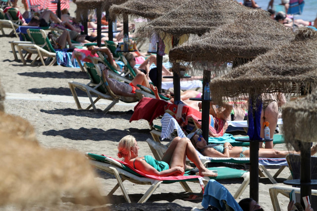 Archivo - Bañistas y turistas en la playa de La Malagueta.