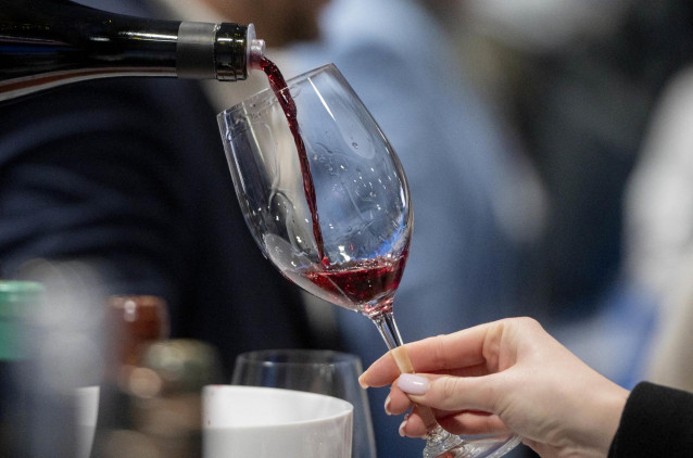 Archivo - Una persona sirve una copa de vino durante la  XXIII edición de ‘Madrid Fusión Alimentos de España’, en IFEMA, a 27 de enero de 2025, en Madrid (España).