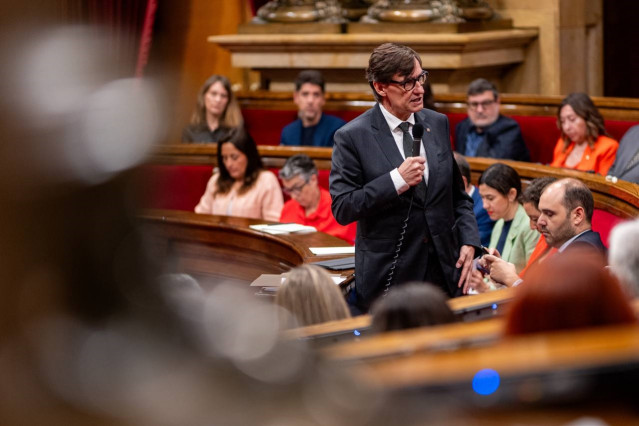 El presidente de la Generalitat, Salvador Illa, durante su intervención en la sesión de control al Govern en el Parlament