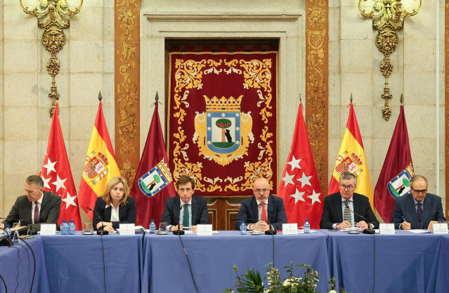 Archivo - La vicealcaldesa de Madrid, Inmaculada Sanz (2i); el alcalde de Madrid, José Luis Martínez-Almeida (3i), y el delegado del Gobierno en la Comunidad de Madrid, Francisco Martín (4i), durante el Consejo y la Junta Local de Seguridad de la ciudad