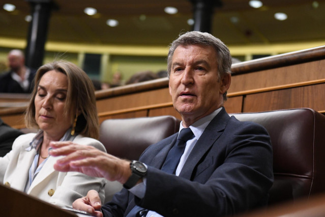 El presidente del PP, Alberto Núñez Feijóo y la secretaria general del PP, Cuca Gamarra, durante una sesión plenaria, en el Congreso de los Diputados, a 7 de mayo de 2025, en Madrid (España).