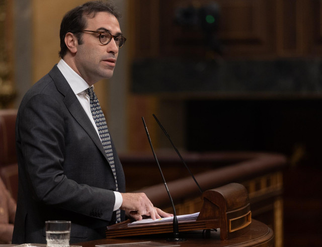 El ministro de Economía, Carlos Cuerpo, interviene durante una sesión plenaria en el Congreso de los Diputados, a 9 de abril de 2025, en Madrid