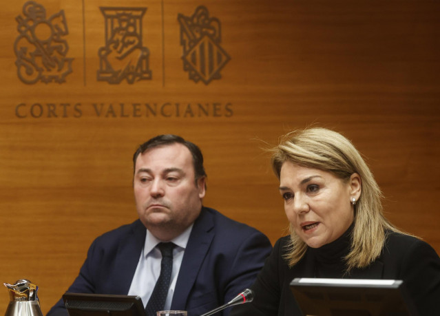 Archivo - La vicepresidenta y consellera de Servicios Sociales, Igualdad y Vivienda, Susana Camarero, en una comparecencia en Les Corts junto a un diputado de Vox