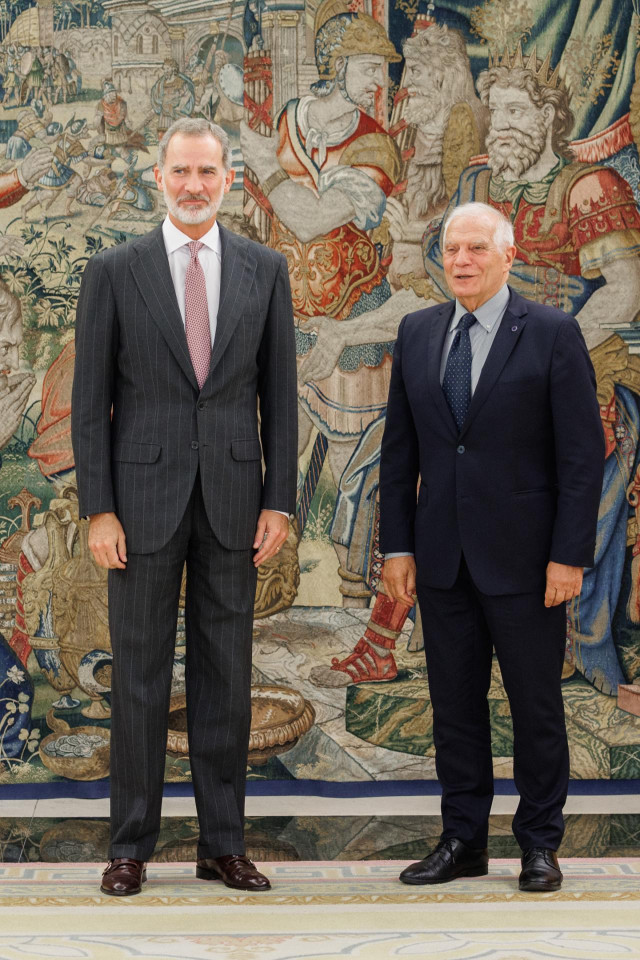 Archivo - El Rey Felipe VI (i) recibe en audiencia al alto representante de la UE para Asuntos Exteriores y Política de Seguridad y vicepresidente de la Comisión Europea, Josep Borrell, en una foto de archivo
