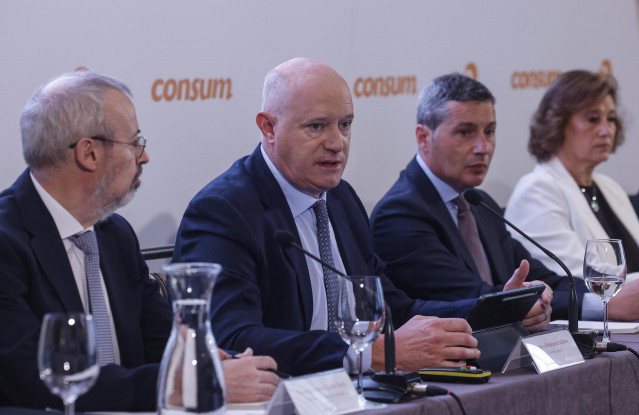 El director general de Consum, Antonio Rodríguez Lázaro (2i), interviene durante la presentación de los resultados de Consum correspondientes al ejercicio 2024, en el Hotel The Westin Valencia,