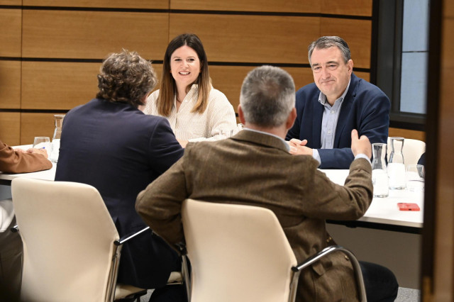 El presidente del EBB del PNV, Aitor Esteban,  reunido con el secretario general del PSE-EE, Eneko Andueza, durante la reunión de las delegaciones del PNV y el PSE-EE