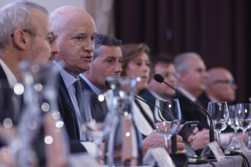 El director general de Consum, Antonio Rodríguez Lázaro (2i), interviene durante la presentación de los resultados de Consum correspondientes al ejercicio 2024, en el Hotel The Westin Valencia