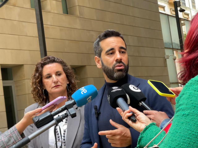 El síndic del PSPV-PSOE en Les Corts, José Muñoz, y la diputada socialista Mercedes Caballero.