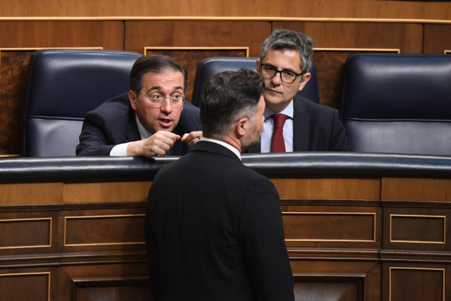 El portavoz de ERC, Gabriel Rufián, pasa delante de los ministros de Asuntos Exteriores, José Manuel Albares (i) y de Presidencia y Justicia, Félix Bolaños.