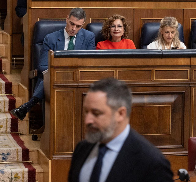 Archivo - El líder de Vox, Santiago Abascal, pasa por delante del banco azul del Gobierno en el Congreso.