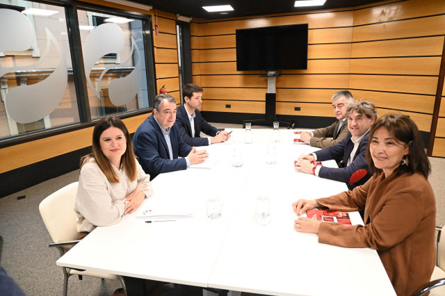 El presidente del EBB del PNV, Aitor Esteban (2i), el portavoz de la formación nacionalista en el Parlamento Vasco, Joseba Díez Antxustegi (3i), y la parlamentaria de EAJ-PNV en el Parlamento Vasco Maitane Ipiñazar Miranda (i), el secretario de Organizaci