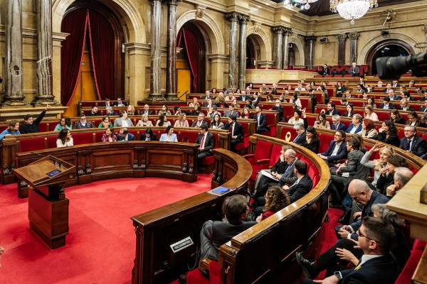 Archivo - Votación en el pleno del Parlament de Catalunya