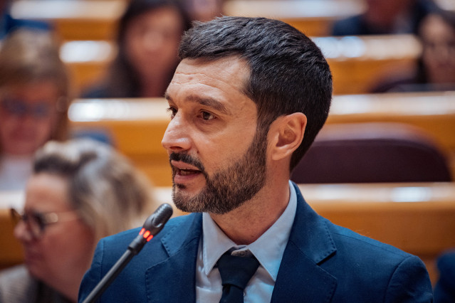 Archivo - El ministro de Derechos Sociales, Consumo y Agenda 2030, Pablo Bustinduy, interviene durante una sesión de control al Gobierno en el Senado, a 11 de febrero de 2025, en Madrid (España). (Foto de archivo).
