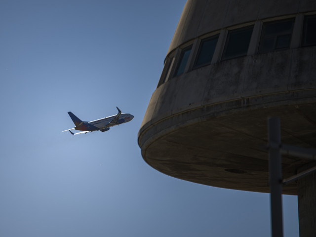Archivo - Vista de un avión en el aeropuerto de Barcelona, a 4 de noviembre de 2022, en Barcelona, Catalunya (España)