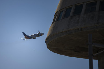 Archivo - Vista de un avión en el aeropuerto de Barcelona, a 4 de noviembre de 2022, en Barcelona, Catalunya (España)