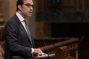 El ministro de Economía, Carlos Cuerpo, interviene durante una sesión plenaria en el Congreso de los Diputados, a 9 de abril de 2025, en Madrid