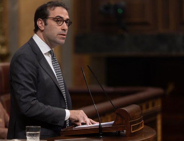 El ministro de Economía, Carlos Cuerpo, interviene durante una sesión plenaria en el Congreso de los Diputados, a 9 de abril de 2025, en Madrid