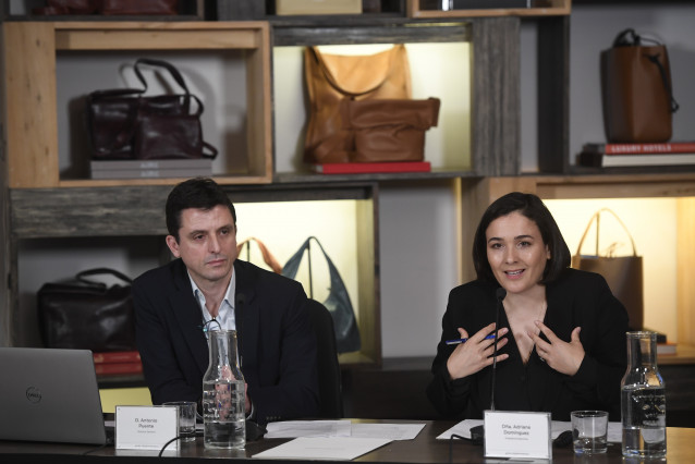 Archivo - La presidenta de Adolfo Domínguez, Adriana Domínguez, y el ya exconsejero delegado, Antonio Puente