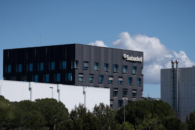 Exterior de la sede de Banco Sabadell, a 17 de abril de 2025, en Barcelona, Cataluña (España).