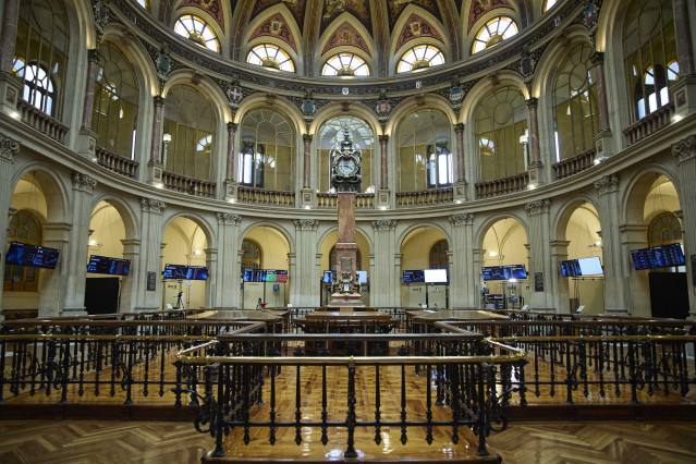 Archivo - Paneles del IBEX 35 en el Palacio de la Bolsa de Madrid
