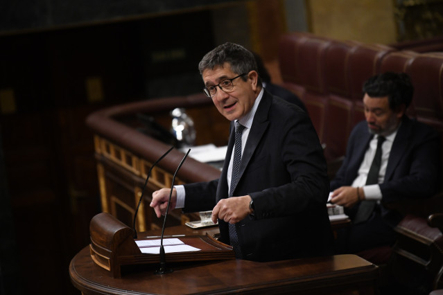 El portavoz del PSOE en el Congreso, Patxi López, interviene durante una sesión plenaria, en el Congreso de los Diputados, a 7 de mayo de 2025, en Madrid (España).
