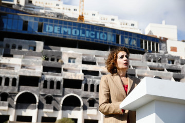 Archivo - La vicepresidenta primera y ministra de Hacienda, María Jesús Montero, durante la rueda de prensa frente al hotel del paraje de El Algarrobico, en Carboneras (Almería).