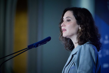 La presidenta de la Comunidad de Madrid, Isabel Díaz Ayuso, presenta al presidente de Cepyme, Gerardo Cueva, durante un desayuno informativo organizado por Fórum Europa, en el Hotel Mandarin Orienta