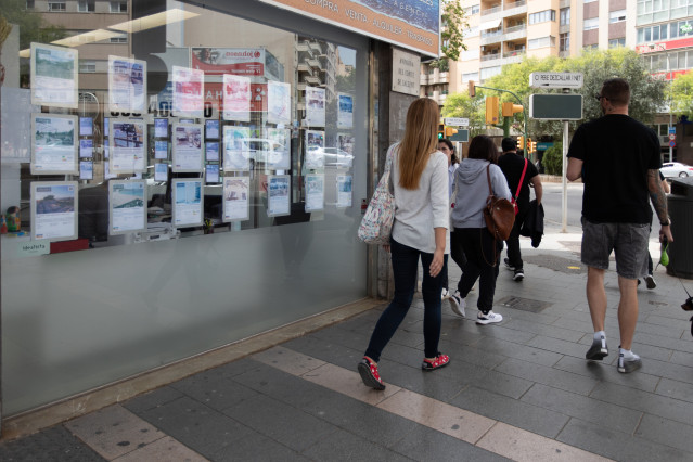 Archivo - Anuncios de viviendas en venta en una inmobiliaria.