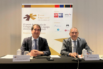 El country manager de BBVA en España, Peio Belausteguioitia, y el presidente de Aeball, Santiago Ballesté.
