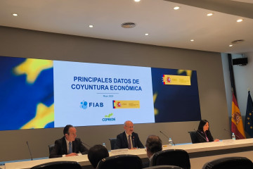 El director general de FIAB, Mauricio García de Quevedo, y el director de Alimentación del MAPA, José Miguel Herrero, durante la presentación del informe económico