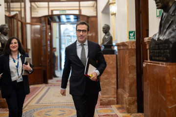 El ministro de Economía, Carlos Cuerpo, llega a una sesión plenaria, en el Congreso de los Diputados, a 8 de mayo de 2025, en Madrid (España). El Congreso debate y vota hoy la convalidación o dero