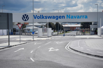 Archivo - Vista de la puerta principal de la fábrica de Volkswagen Navara.