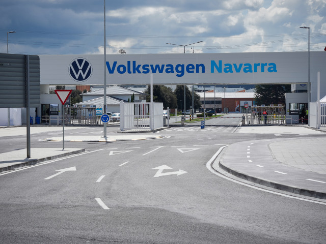 Archivo - Vista de la puerta principal de la fábrica de Volkswagen Navara.