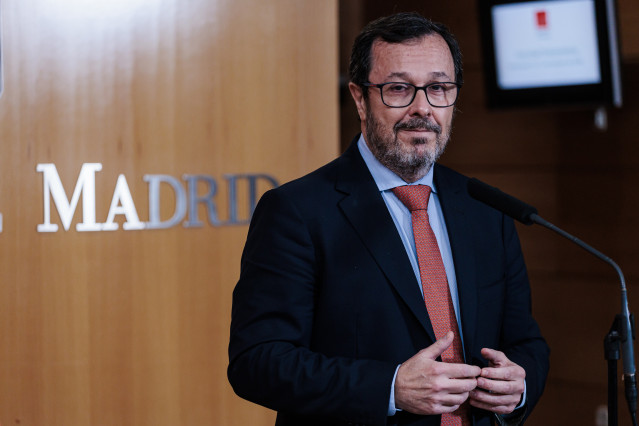 Archivo - El nuevo presidente de VOX en Madrid, José Antonio Fúster, ofrece declaraciones a los medios tras un pleno en la Asamblea de Madrid, a 10 de octubre de 2024, en Madrid (España).