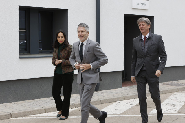 (I-D) La directora general de la Guardia Civil, Mercedes González, el ministro del Interior, Fernando Grande-Marlaska, y el alcalde de Soria, Carlos Martínez, durante una visita a la Comandancia de la Guardia Civil,.