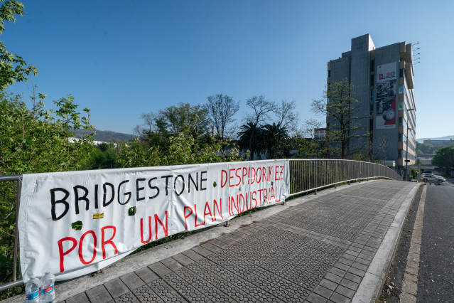 Decenas de personas durante la manifestación de la plantilla de Bridgestone en la jornada de huelga por el ERE, a 8 de abril de 2025, en Basauri, Vizcaya, País Vasco (España). El primero de los tres días de huelga general convocados contra el despido cole