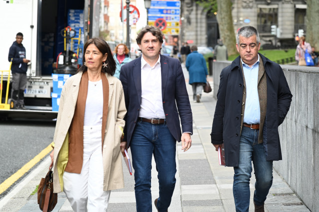El secretario de Organización del PSE-EE, Miguel Ángel Morales (d), el secretario general del PSE-EE, Eneko Andueza (c), y la Secretaría de Política Institucional del PSE-EE, Begoña Gil, llegan a la reunión de las delegaciones del PNV y el PSE-EE, a 7 de