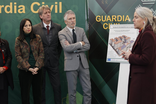 (I-D) La directora general de la Guardia Civil, Mercedes González, el alcalde de Soria, Carlos Martínez, y el ministro del Interior, Fernando Grande-Marlaska, durante una visita a la Comandancia de la Guardia Civil.