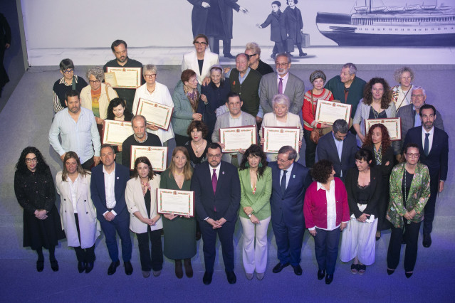 Foto de familia durante el acto institucional de homenaje al exilio republicano español, en el marco de los 50 años de Libertad en España, en la Cúpula del Centro Niemeyer, a 8 de mayo de 2025, en Avilés, Asturias (España). El acto, organizado por el Mini