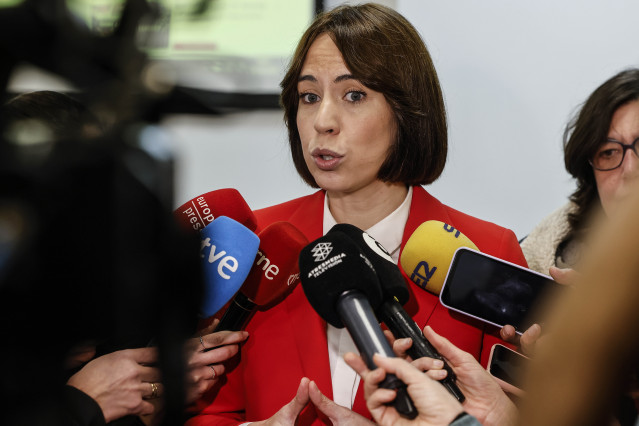 Archivo - La secretaria general del PSPV-PSOE y ministra de Ciencia, Innovación y Universidades, Diana Morant, atiende a los medios de comunicación. Imagen de archivo.