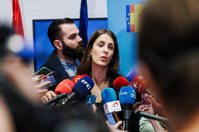 Archivo - La portavoz de Más Madrid en el Ayuntamiento, Rita Maestre, atiende a los medios de comunicación, en la Galería de las Colecciones Reales, a 4 de diciembre de 2024, en Madrid (España).