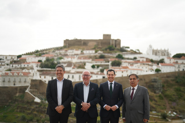 El presidente de la Junta de Andalucía, Juanma Moreno, participa en el Plenario de la Eurorregión Alentejo-Algarve-Andalucía en la localidad portuguesa de Mértola.