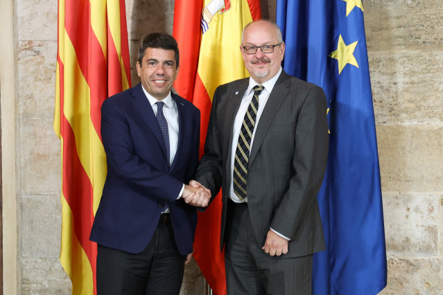 El president de la Generalitat, Carlos Mazón, y el jefe de la base de la ONU en Valencia, Michel Bergeron