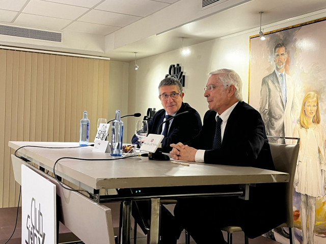 El portavoz del PSOE en el Congreso, Patxi López, junto al el expresidente de Castilla - La Mancha y actual presidente del Club Siglo XXI, José María Barreda, durante el almuerzo informativo en el Club Siglo XXI, en Madrid, el 8 de mayo de 2025.