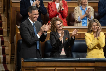 (I-D) El presidente del Gobierno, Pedro Sánchez; la vicepresidenta primera y ministra de Hacienda, María Jesús Montero y la vicepresidenta segunda y ministra de Trabajo, Yolanda Díaz, aplauden dur
