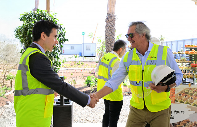 El presidente de Acciona, José Manuel Entrecanales (derecha), durante su visita a las obras