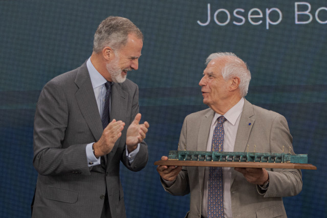 Archivo - El Rey Felipe VI con Josep Borrell, en una foto de archivo